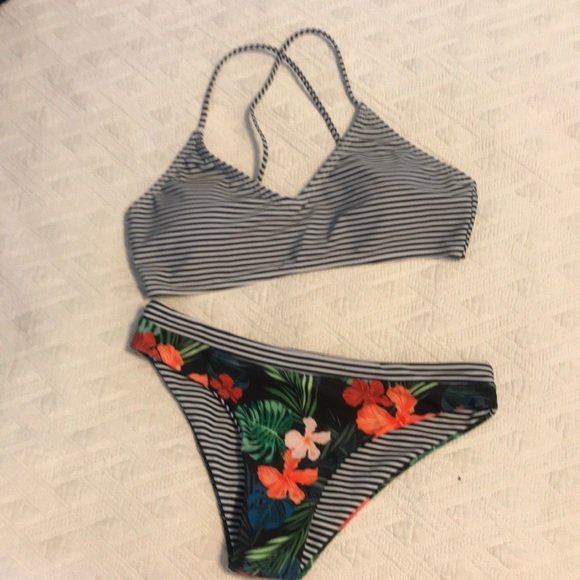 New w/out Tags Black & White Striped Floral Bikini - Picture 1 of 3